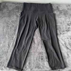 Athleta Salutation Stash Pocket II Capri in Black Size Small